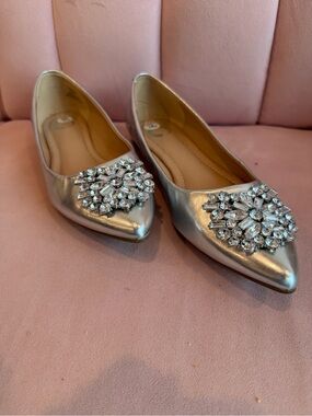 Silver Pointed Toe Slip-on Flats with Crystal Embellishment SZ 8